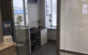 Стеклянные перегородки и стеклянная дверь в кабинет руководителя компании
